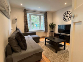 3 Bed luxury house, 10 min walk to underground